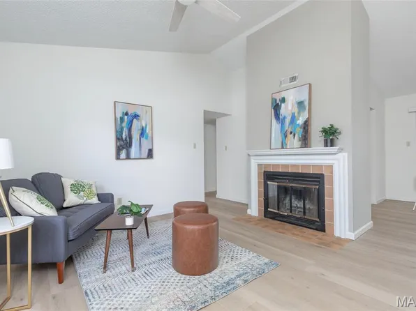 9162 Eager Rd, Saint Louis, MO 63144