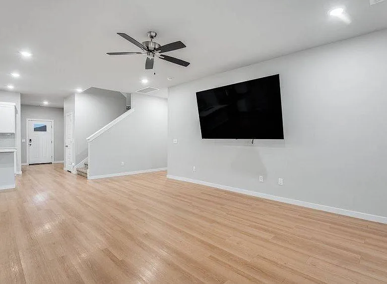 913 Sonoma St — Photo 3