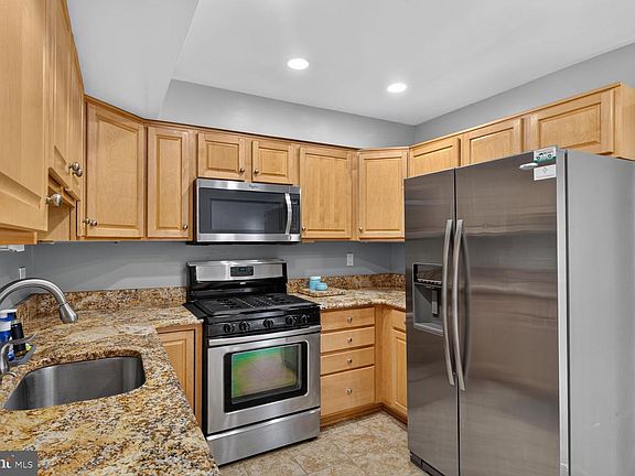 3rd image of 9251 Hobnail Ct