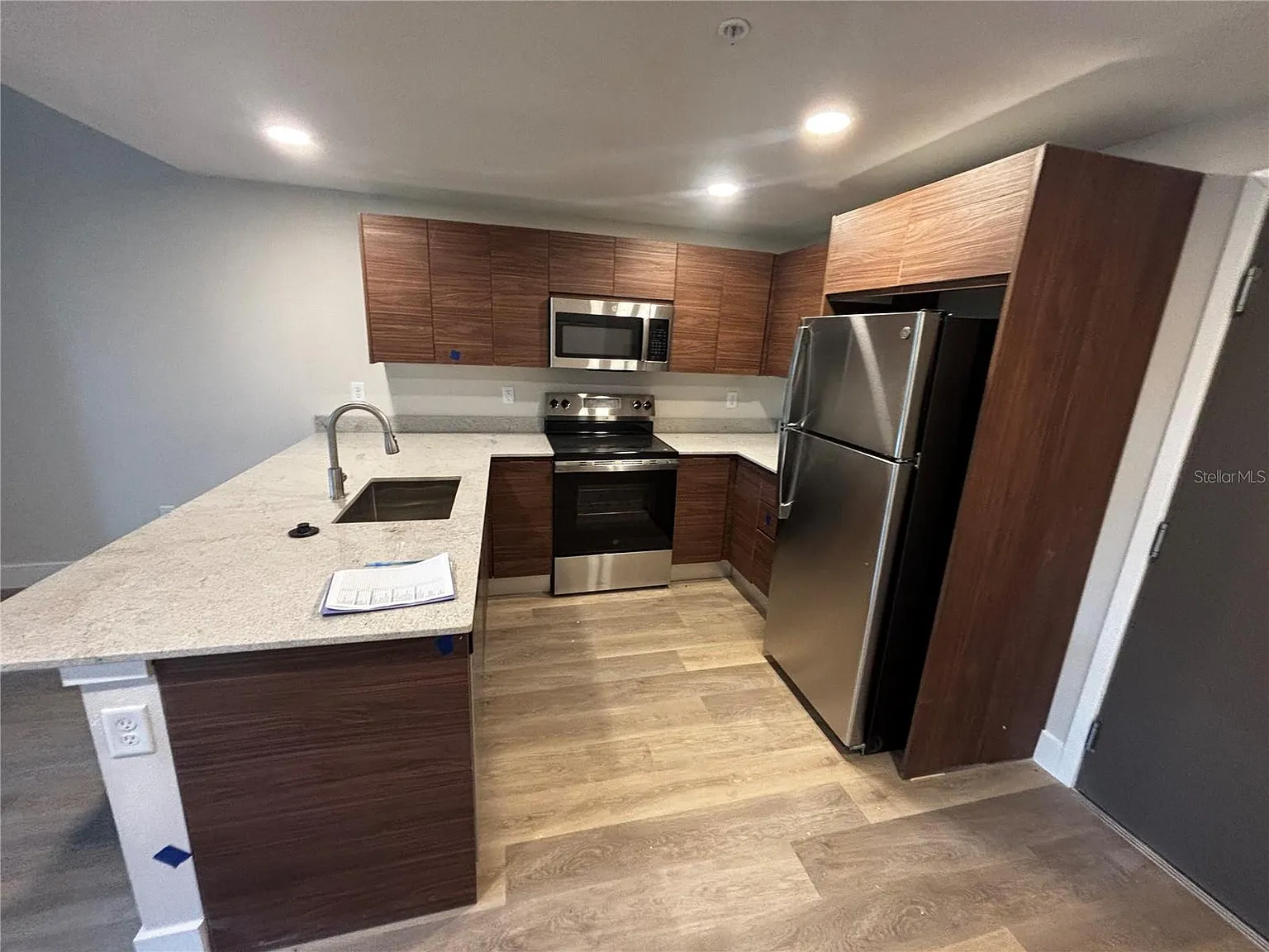2 bed, 900 sqft, $1,550 — Photo 2