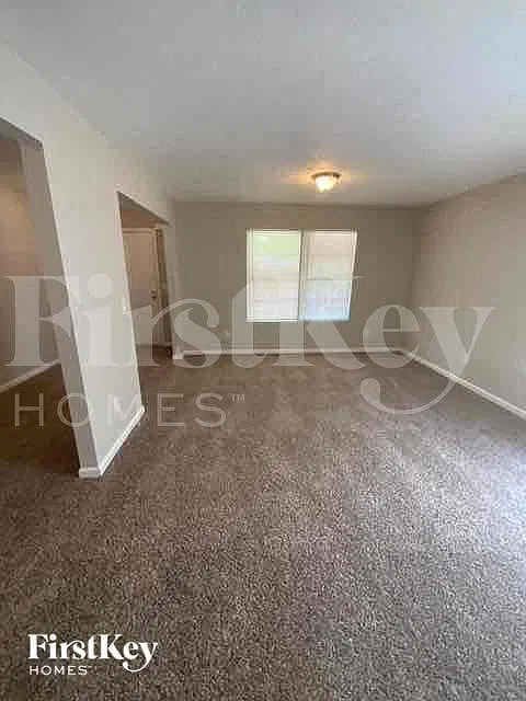 4 bed, 2.5 bath, 2500 sqft, $2,320 — Photo 2