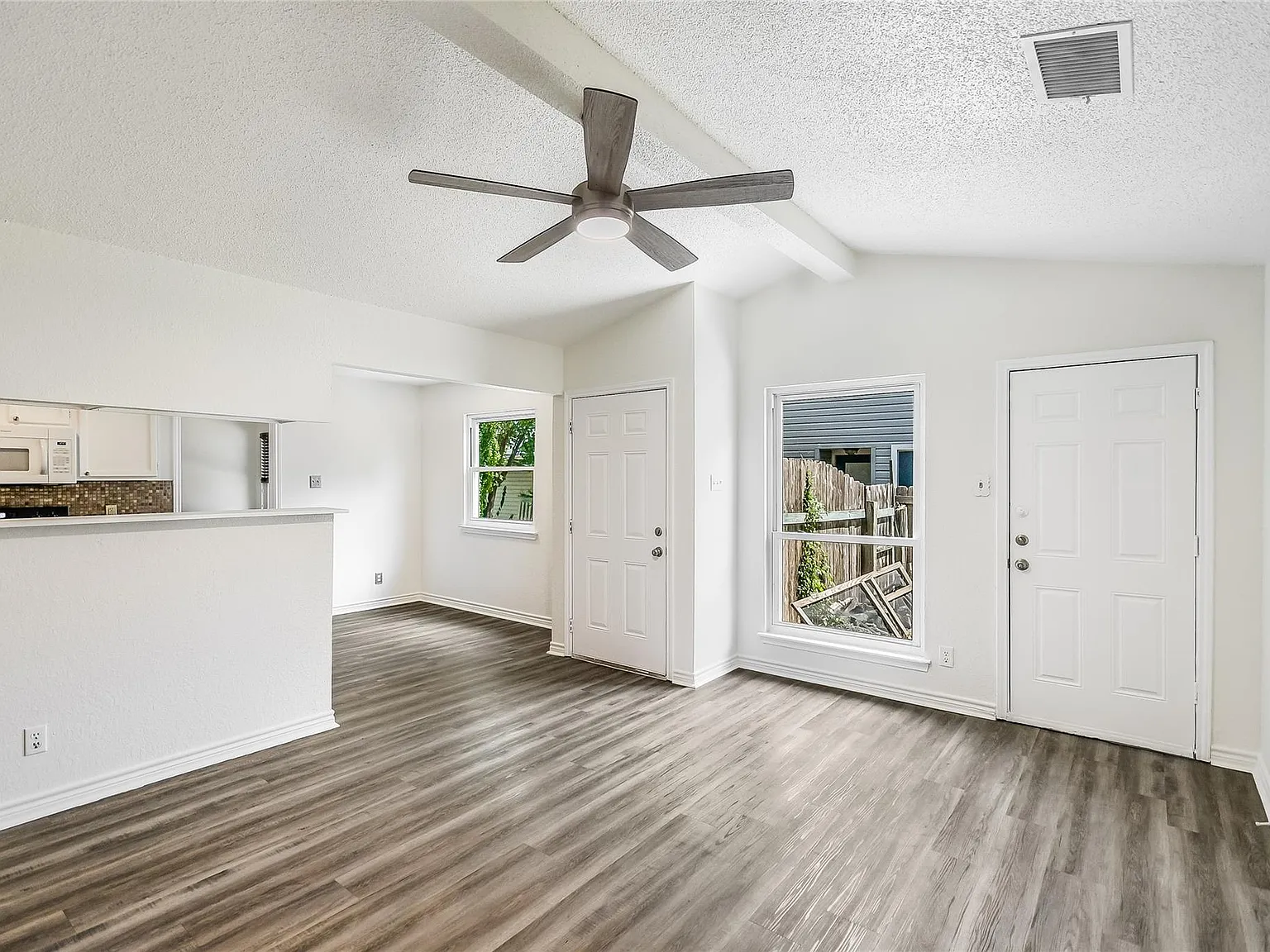 2 bed, 2.0 bath, 899 sqft, $1,550 — Photo 3