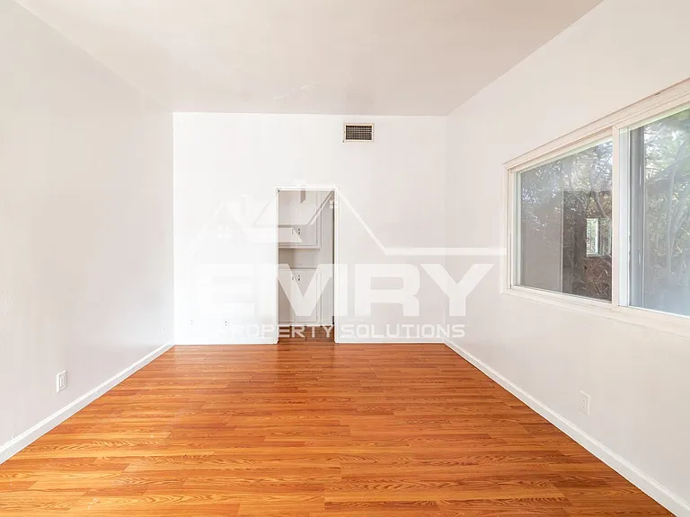10530 Crenshaw Blvd — Photo 3