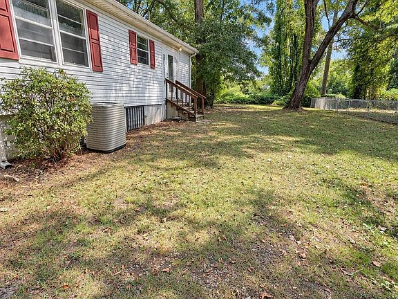 3rd image of 1305 Devine Dr