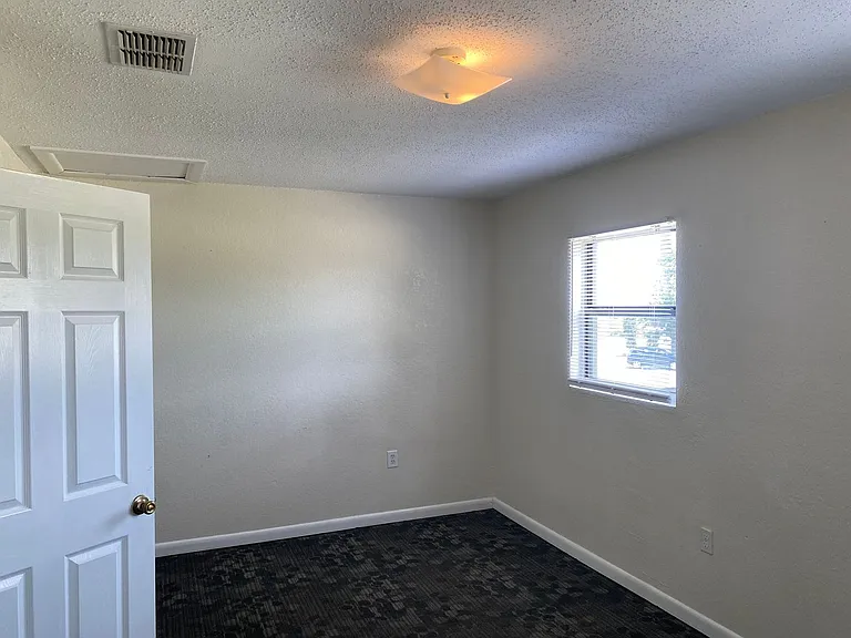 1030 W Walnut St — Photo 19