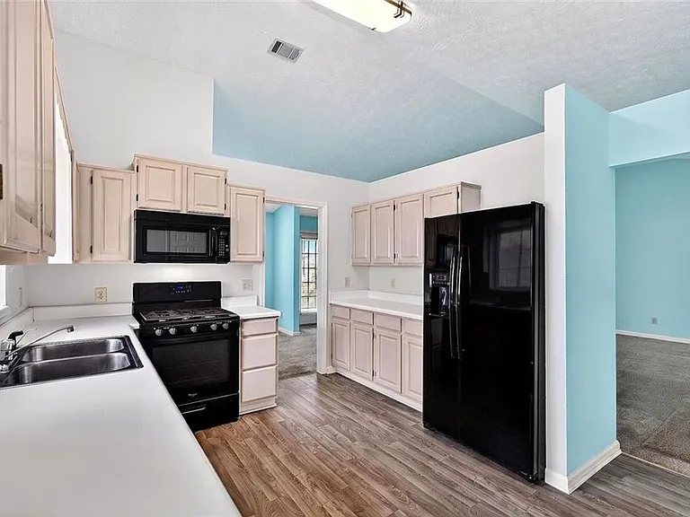 4502 Legend Hollow Ln — Photo 11