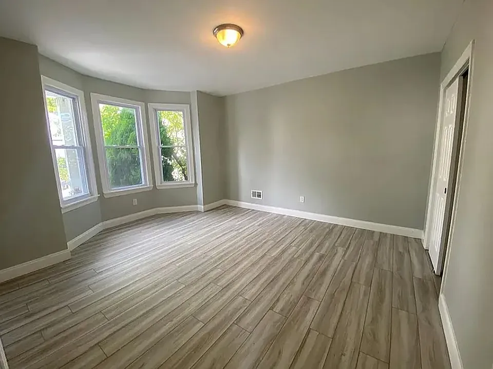 60 Dewey St #1A