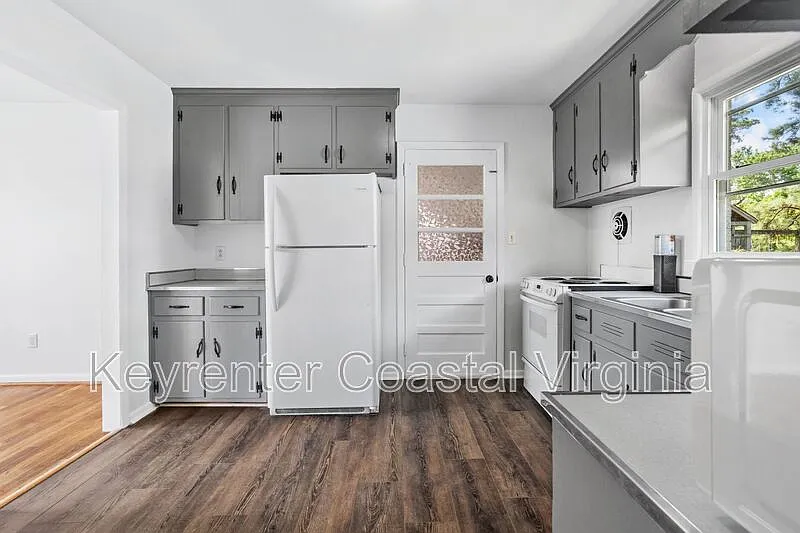 3 bed, 2.0 bath, 1053 sqft, $2,000 — Photo 2