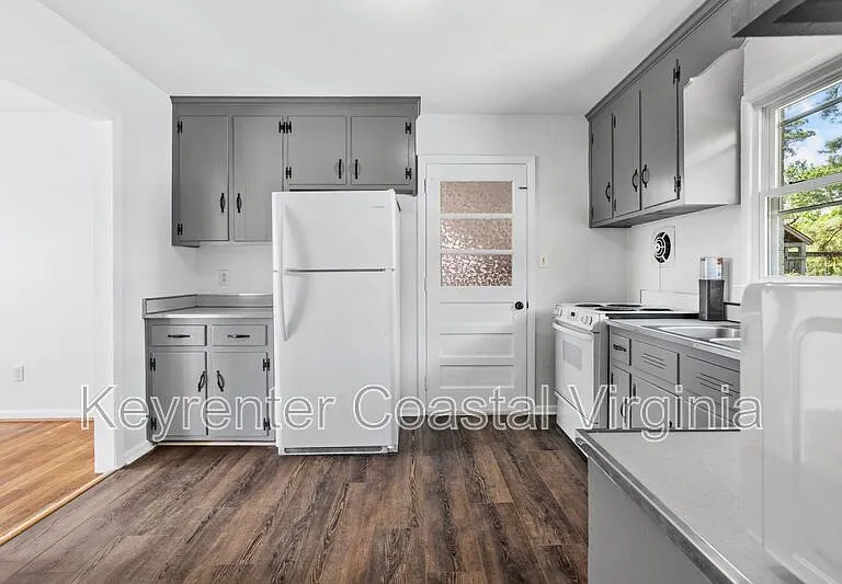1100 Wilson Rd — Photo 2