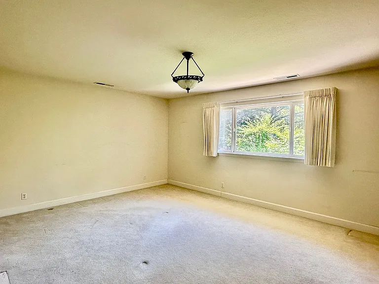388 Knowles Dr — Photo 9