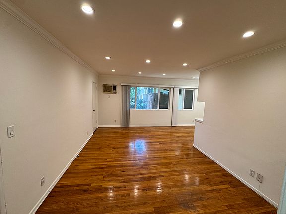 4th image of 1280 S Barrington Ave APT 14
