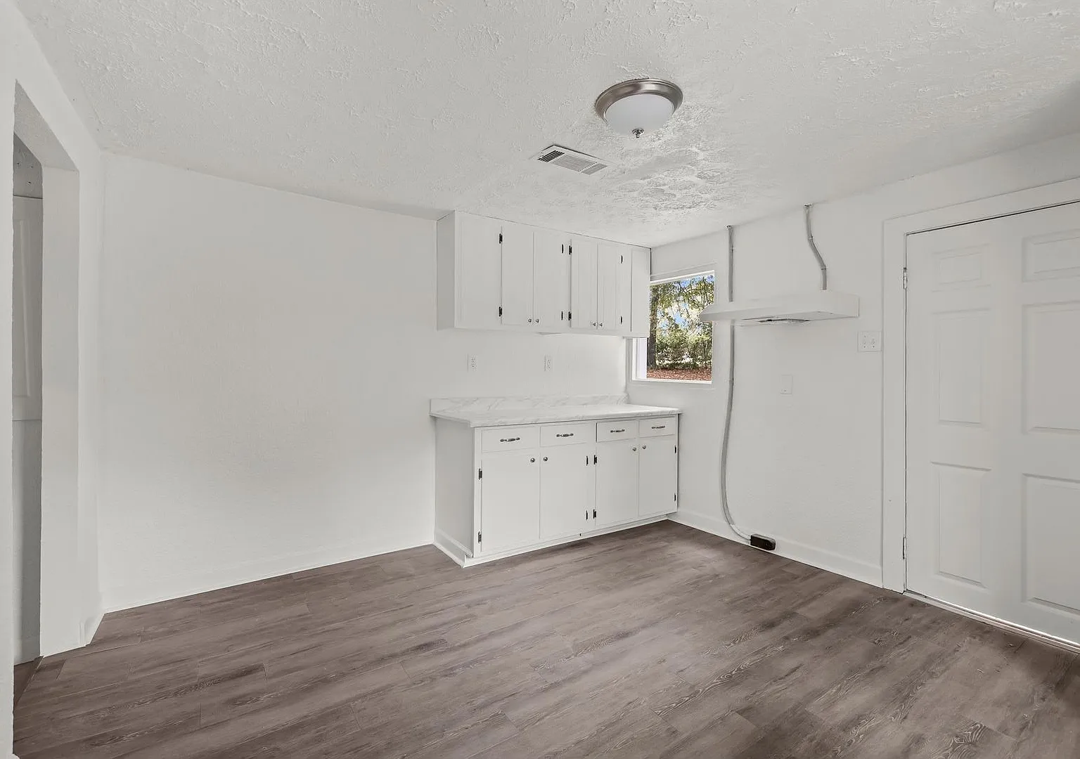Move-in Special: Receive a $300 gas card with approved application and signed lease.-253 John Mor... — Photo 2