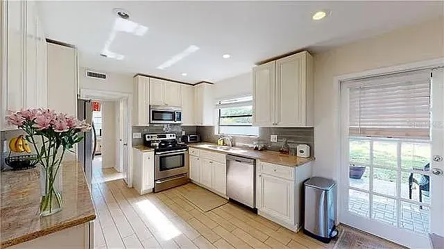 3 bed, 1225 sqft, $3,550 — Photo 2
