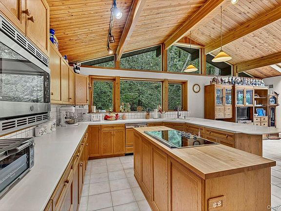 3rd image of 20 Deer Ridge Rd