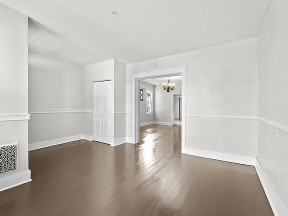 4th image of 18 Alexander St #18