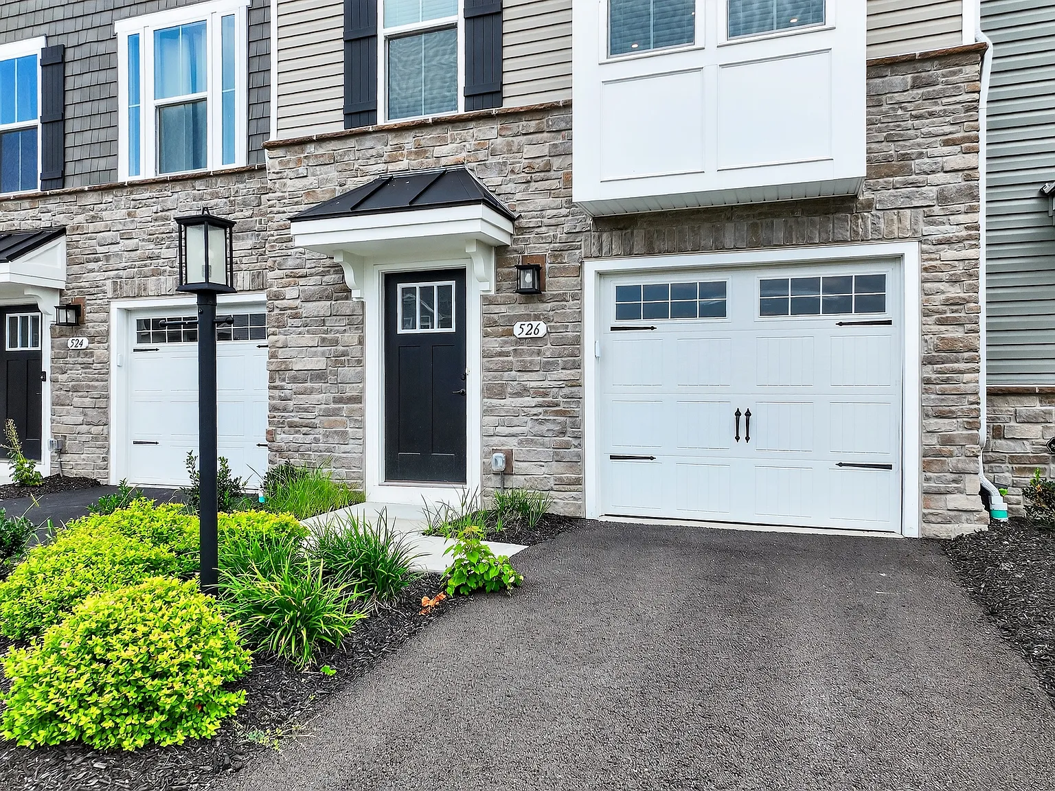 3 bed, 2.5 bath, 1432 sqft, $2,400 — Photo 2