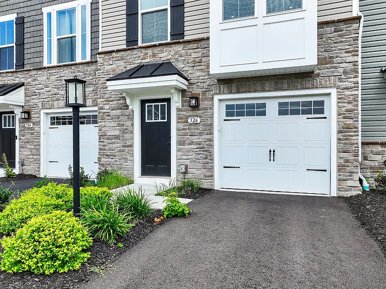526 Dogwood Ln — Photo 2