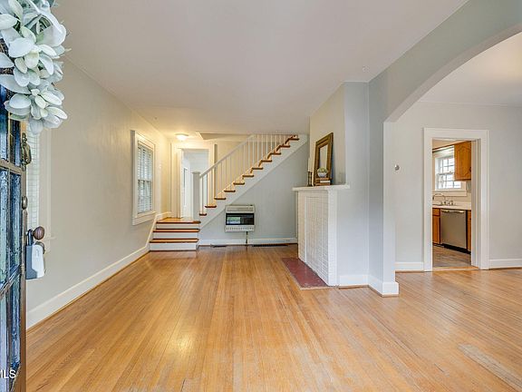 5th image of 203 Boyd St