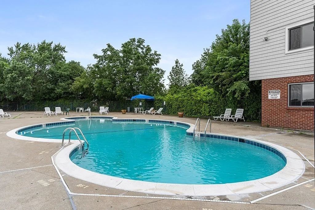2 bed, 850 sqft, $2,500 — Photo 2