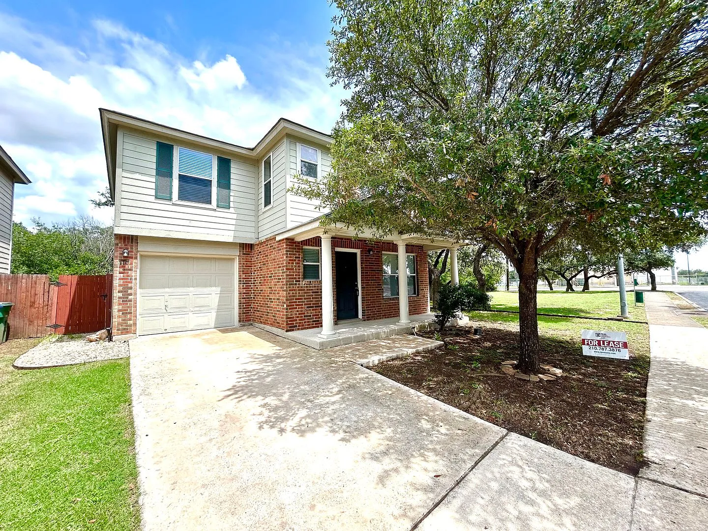 *Move In Special* Move-In Ready | Washer & Dryer Included + Google Fiber Located Near Utsa! — Photo 2