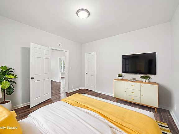 4th image of 200 Center St