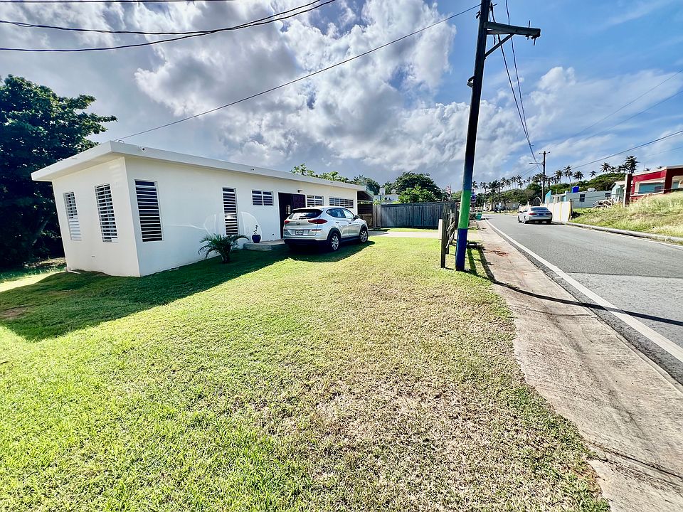 This is the property, right in front of PR485. It consists of 3 studios. This studio is the door in the front facade.