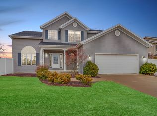 1302 Plantation Ln, Bloomington, IL 61704