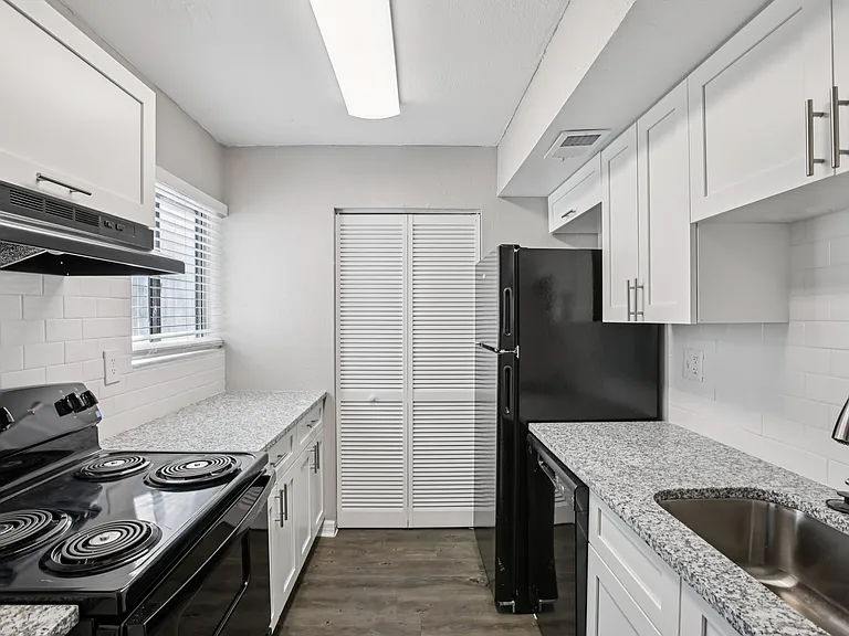 Meridian Luxury Condominiums — Photo 34