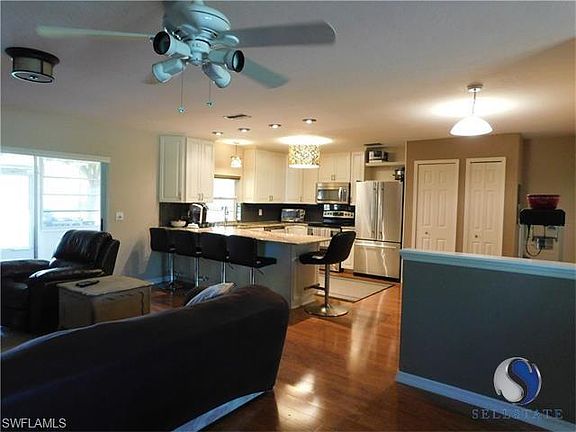 3rd image of 423 SW 39th Ter