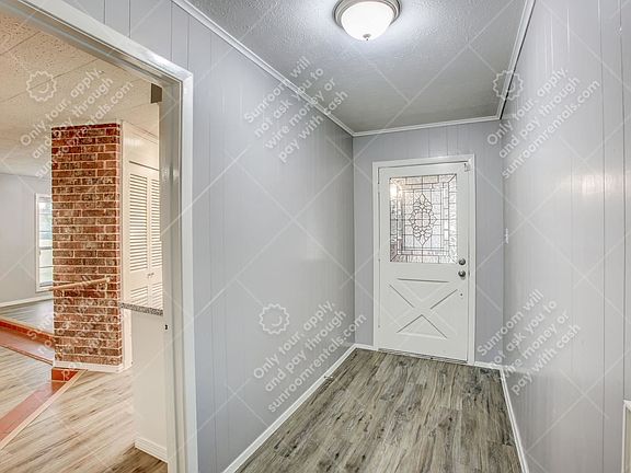 3rd image of 3403 Woodcrest Dr