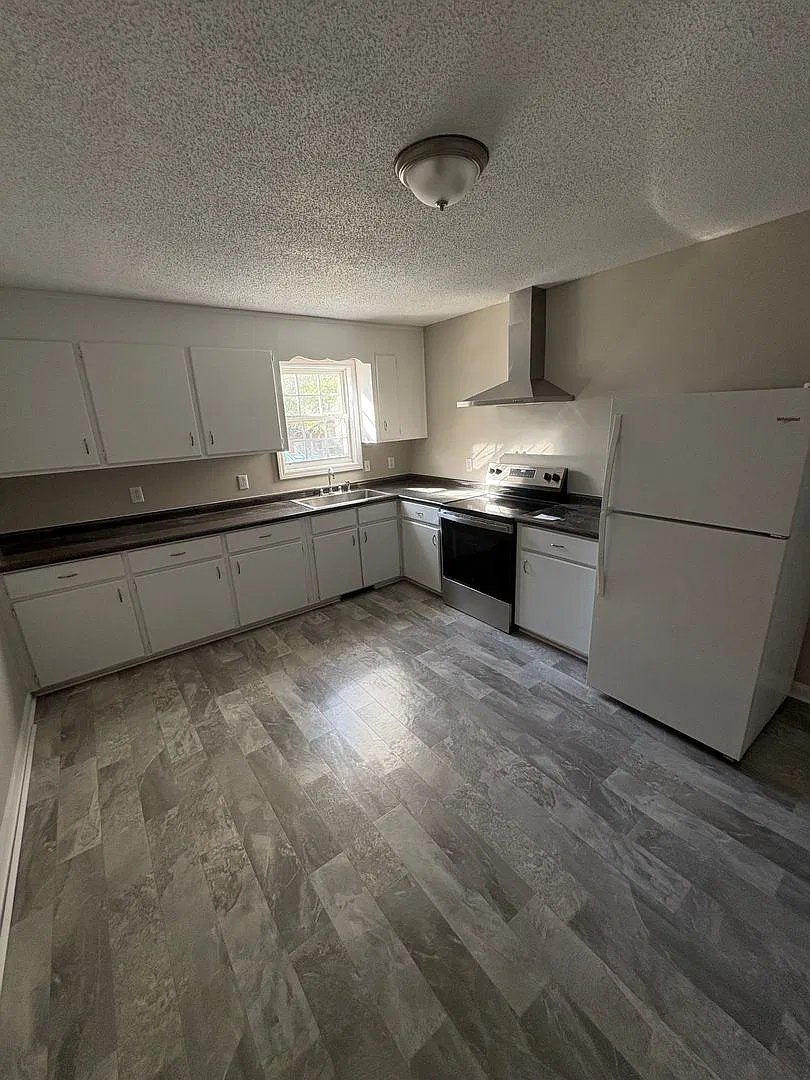 106 Bruce St — Photo 2