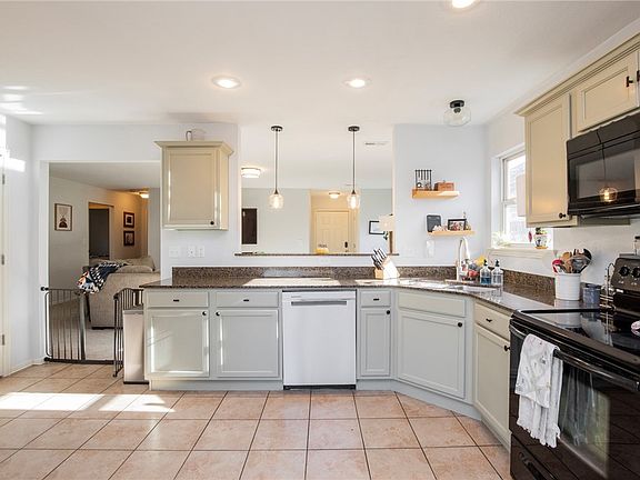 5th image of 4385 W Serviceberry Dr