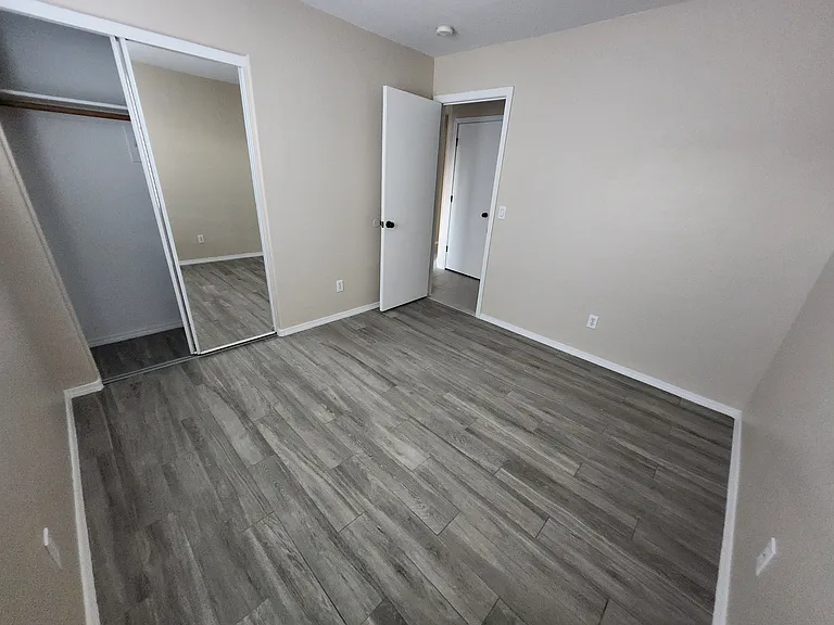 1512 E La Salle St — Photo 17