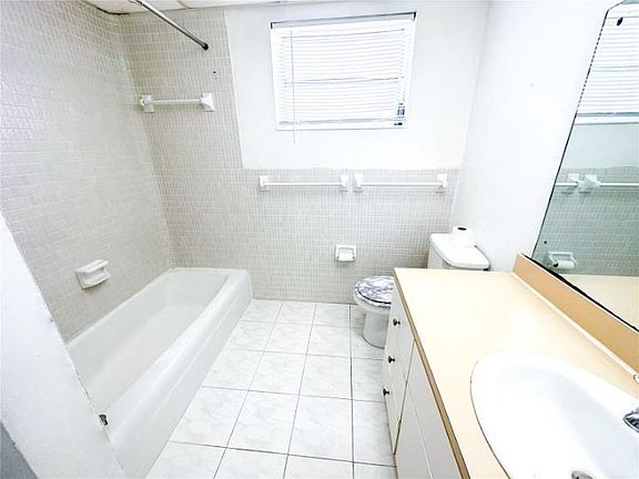 4th image of 12275 NE 19th Ave #2