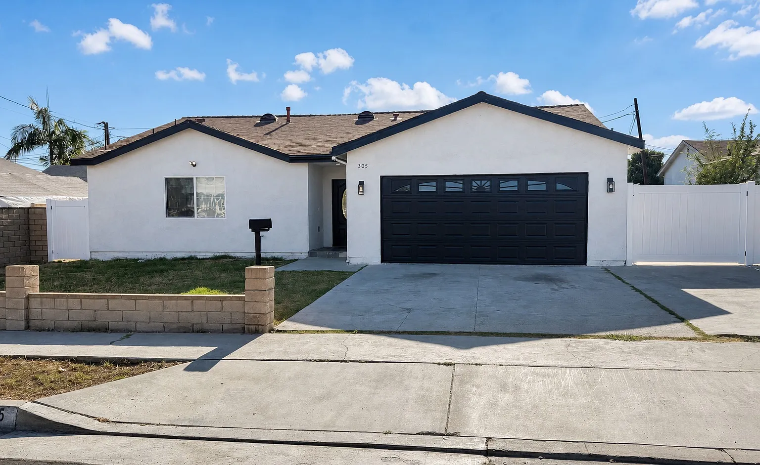 305 N College St — Photo 1