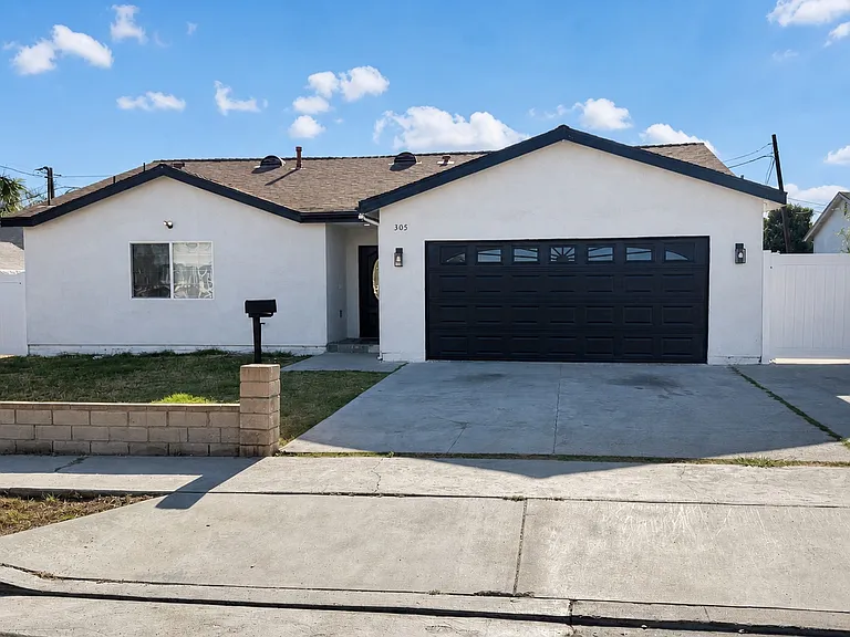 305 N College St — Photo 1