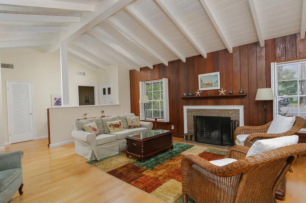 1045 Adella Ave — Photo 3