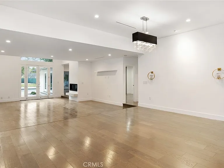 22904 Calvert St — Photo 15