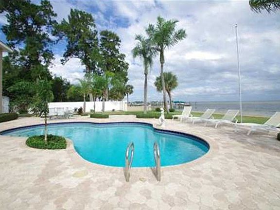 3rd image of 4049 Bayshore Blvd NE