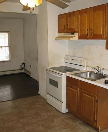 5th image of 1366 Stewart St