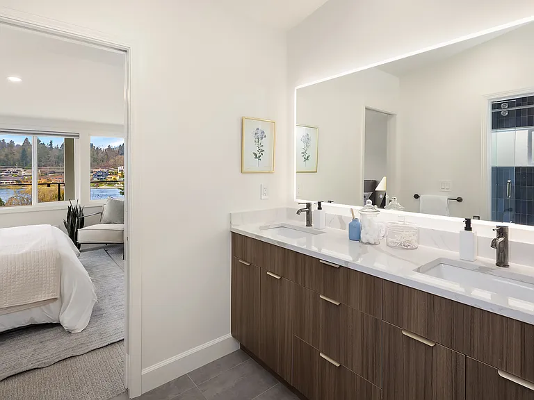 Jack & Jill bathroom, with seperate shower/toilet