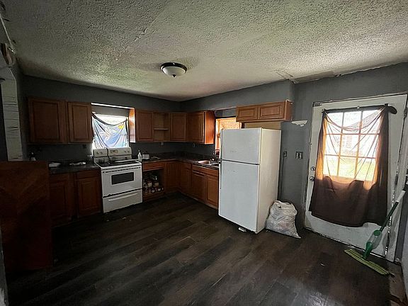 5th image of 136 1st St