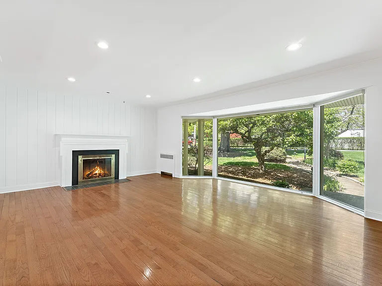 128 Moorland Dr — Photo 2