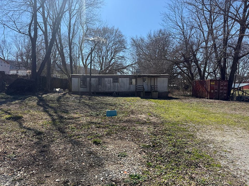 2nd image of 323 College St
