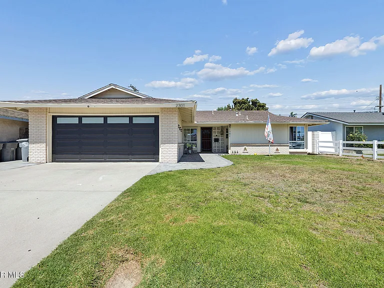 2301 Mono St — Photo 2