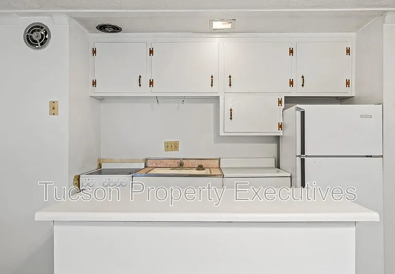802 N Alvernon Way E — Photo 5