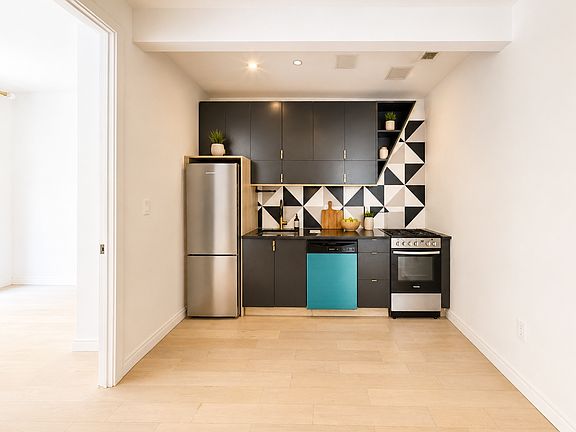4th image of 978 Kent Ave #1L