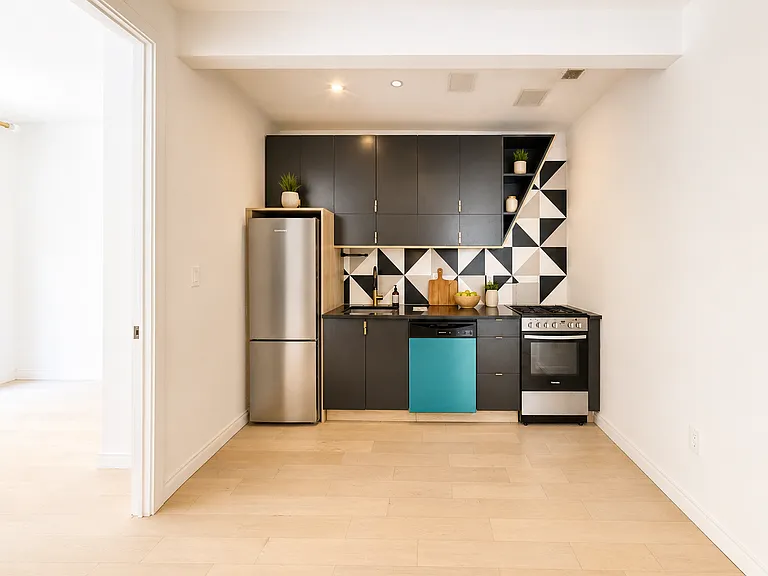 978 Kent Ave #1L — Photo 3