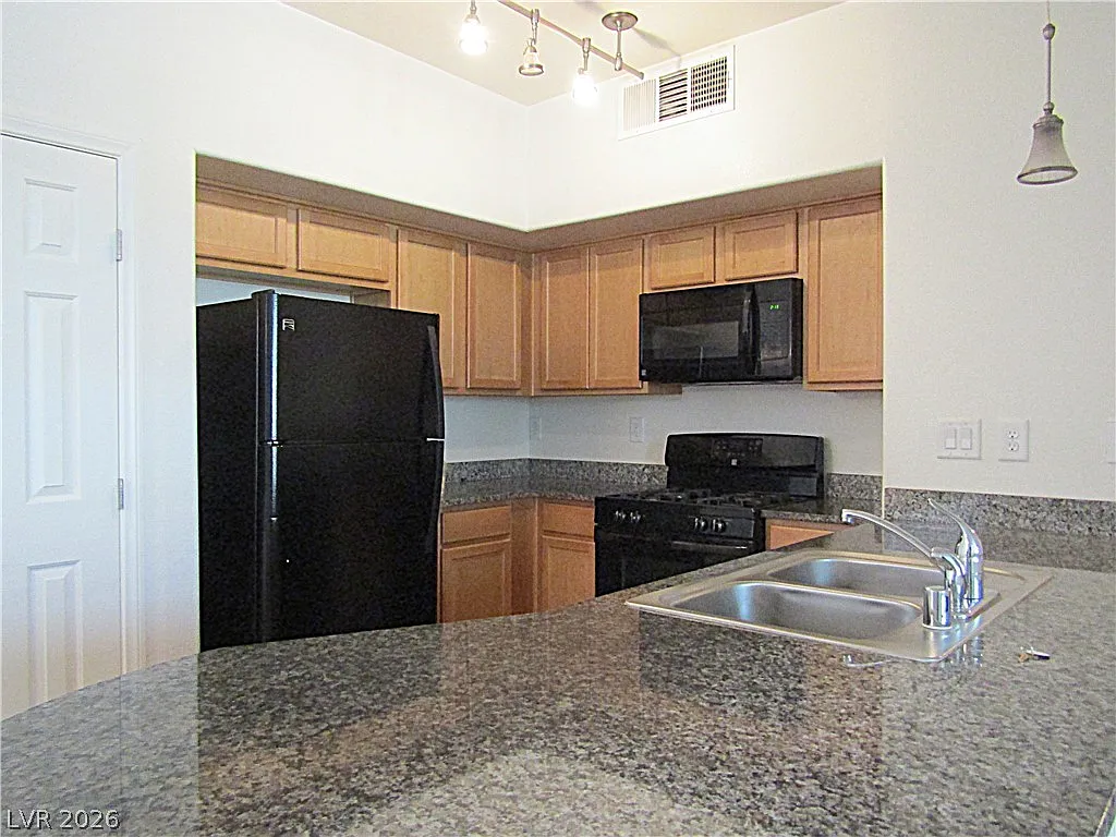3 bed, 2.0 bath, 1268 sqft, $1,735 — Photo 3