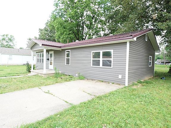 3rd image of 328 W Oak St